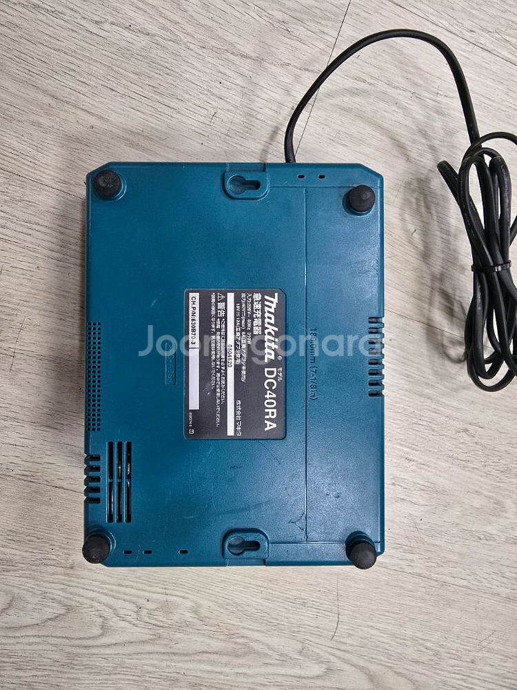 마끼다정품충전기--1