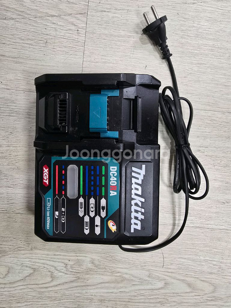 마끼다정품충전기--0