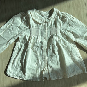 슈슈앤크라 겉기모 셔링 크림 블라우스 4y