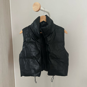 레더숏크롭패딩조끼 블랙