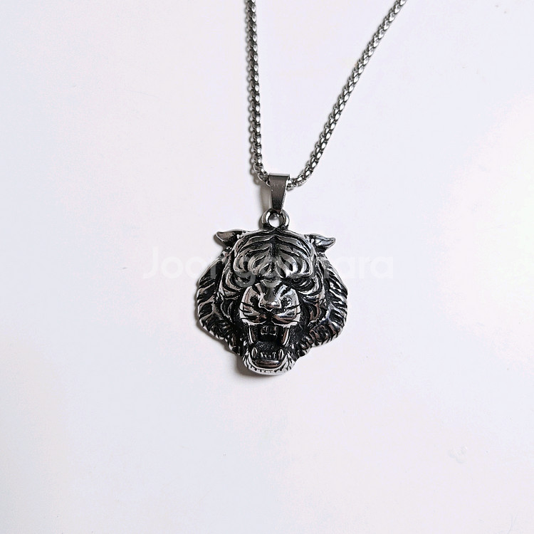 새상품]힘의 상징 영물 호랑이 펜던트 실버 남자 목걸이 크롬 셔츠 겨울 후드집업 패딩 점퍼 자켓 코트 남방 니트--0