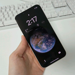 아이폰13 화이트 상태좋음 256기가 충전기 드립니다