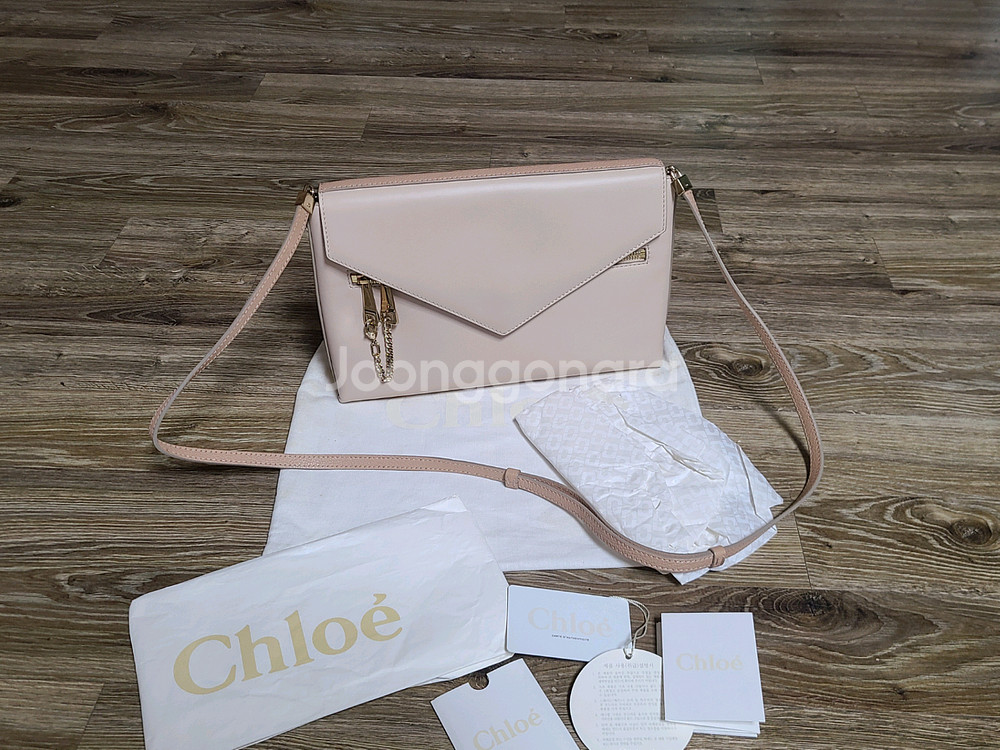 끌로에 레더 크로스백(새 상품급)숄더백구찌루이비통프라다디올셀린느명품가방생로랑테수토호보백사피아노레더에르메스샤넬버버리--0