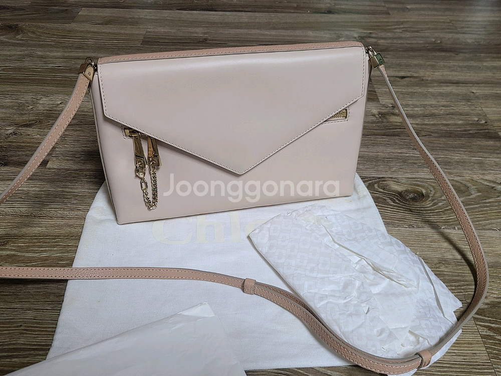 끌로에 레더 크로스백(새 상품급)숄더백구찌루이비통프라다디올셀린느명품가방생로랑테수토호보백사피아노레더에르메스샤넬버버리--4