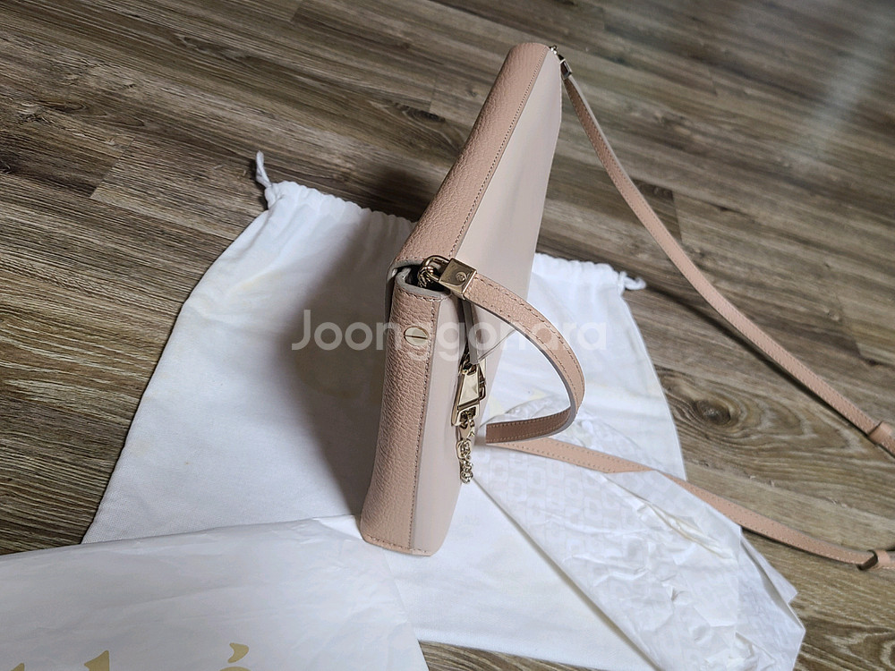 끌로에 레더 크로스백(새 상품급)숄더백구찌루이비통프라다디올셀린느명품가방생로랑테수토호보백사피아노레더에르메스샤넬버버리--7