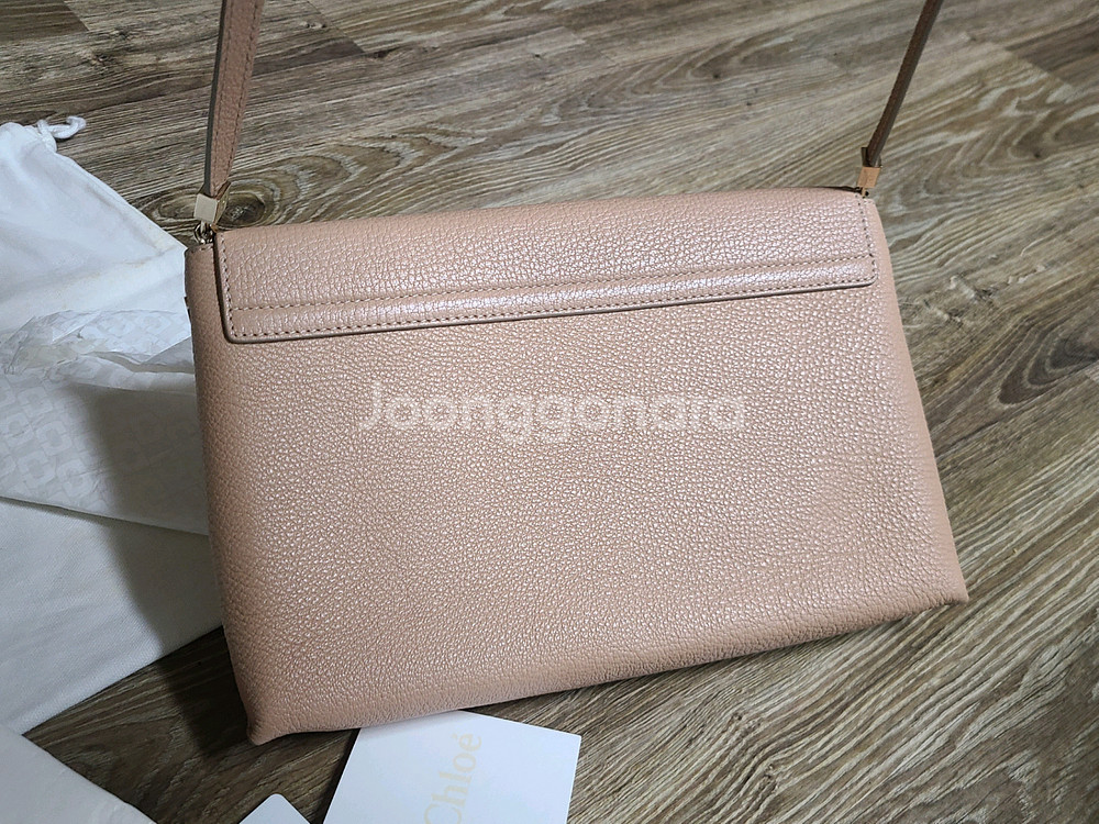 끌로에 레더 크로스백(새 상품급)숄더백구찌루이비통프라다디올셀린느명품가방생로랑테수토호보백사피아노레더에르메스샤넬버버리--6