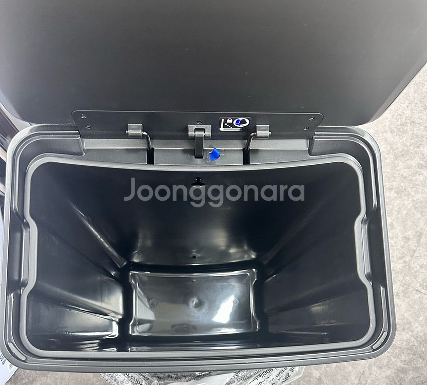 콜러 사각형 페달 쓰레기통 47L 새상품--1