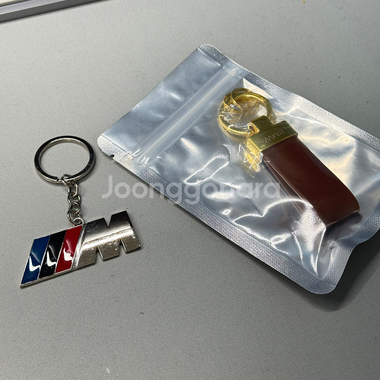 BMW 정품 가죽 키링 열쇠고리 M 로고 새제품 팝니다.--0