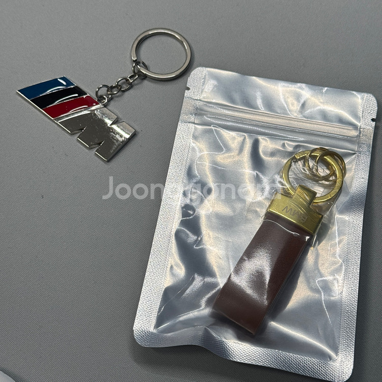 BMW 정품 가죽 키링 열쇠고리 M 로고 새제품 팝니다.--1