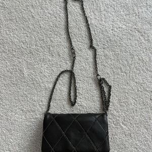 한섬 타임 퀄팅 체인 크로스백 팝니다