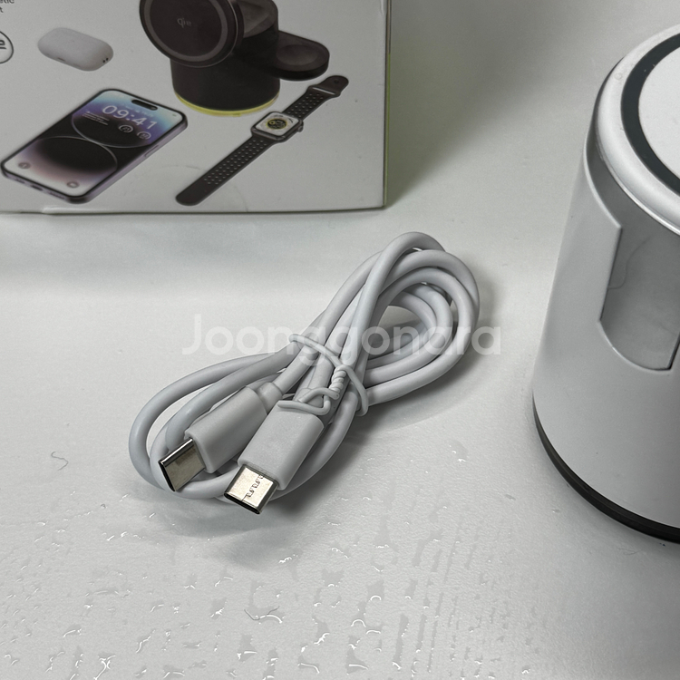 4in1 맥세이프 충전기 QI2 아이폰 에어팟 애플워치 충전 스탠드 조명 거치대 입니다.--3