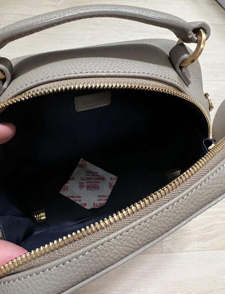 [새상품]드메리엘 크로스백 판매합니다~ 이미지