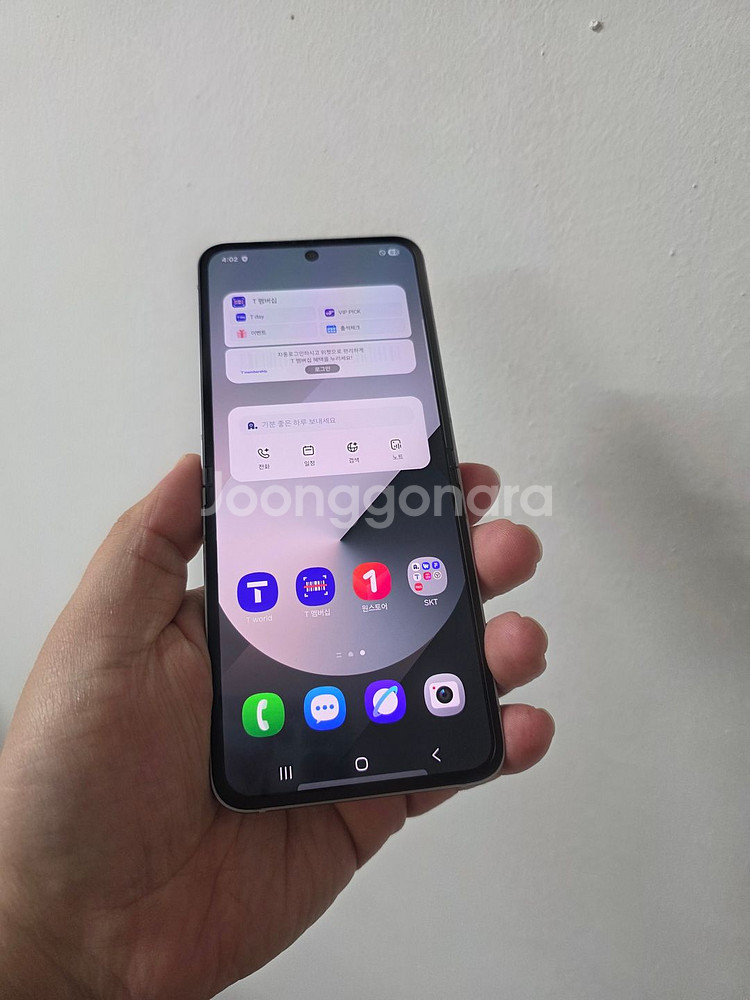 갤럭시 Z플립6 실버 256기가 SS급 팝니다--0