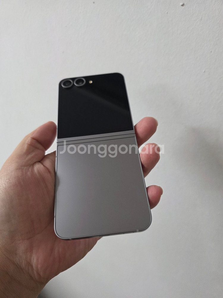 갤럭시 Z플립6 실버 256기가 SS급 팝니다--1