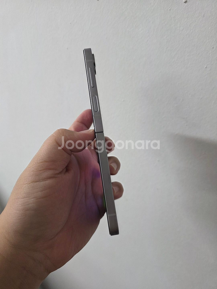 갤럭시 Z플립6 실버 256기가 SS급 팝니다--2