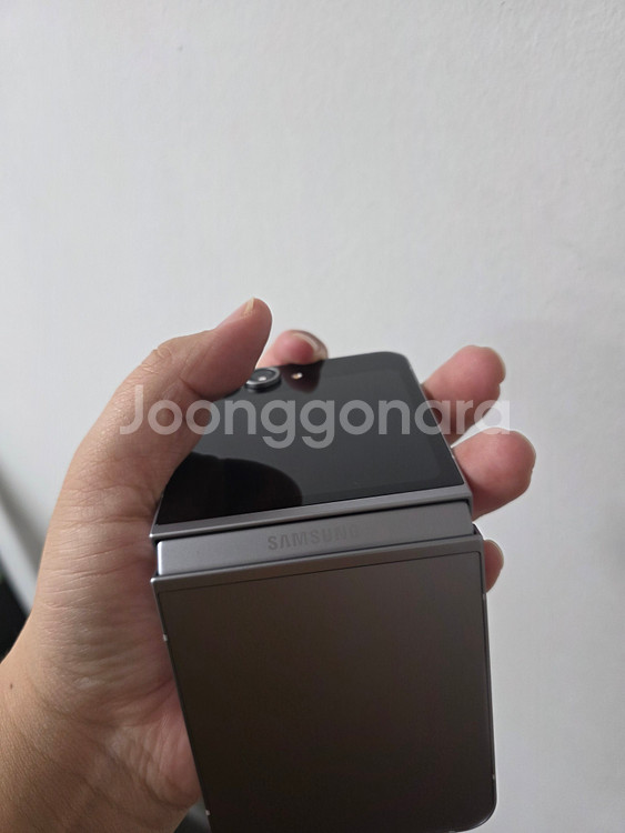 갤럭시 Z플립6 실버 256기가 SS급 팝니다--6