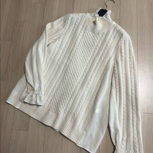 한섬 시스템 SYSTEM 백셔링 울100% 케이블 니트 배색 블라우스 티셔츠 프릴 하이넥 폴라