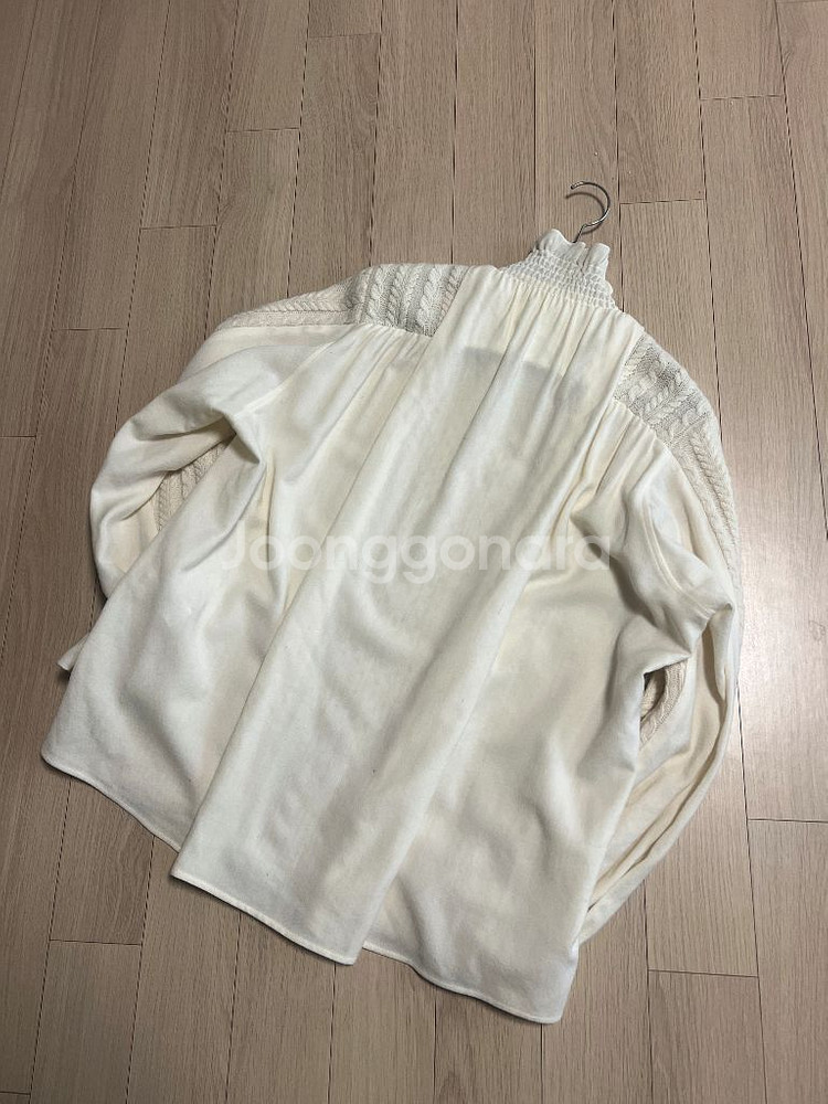 한섬 시스템 SYSTEM 백셔링 울100% 케이블 니트 배색 블라우스 티셔츠 프릴 하이넥 폴라--13