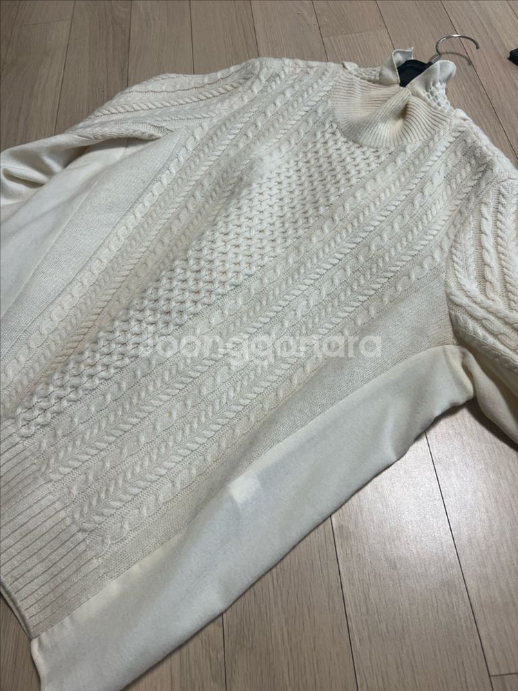 한섬 시스템 SYSTEM 백셔링 울100% 케이블 니트 배색 블라우스 티셔츠 프릴 하이넥 폴라--15