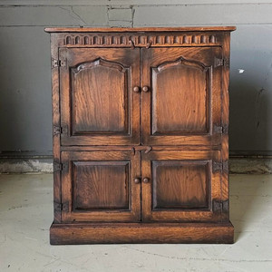 빈티지 앤틱 영국 오크 판넬 컵보드 캐비넷