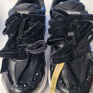 슈콤마보니 딜라잇 스니커즈235