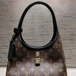 루이비통 더 드롭 PM 모노그램 새거 프라다 미우미우 샤넬