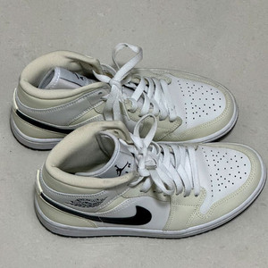 나이키 에어조던 1 미드 코코넛 밀크 240