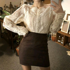 아이보리 레이스 블라우스 시스루 플라워 자수 오프숄더 콩단추 꽃 긴팔 스퀘어넥 화이트 펀칭 프릴 레이어드