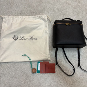 로로피아나 엑스트라포켓 L23.5 백팩 블랙