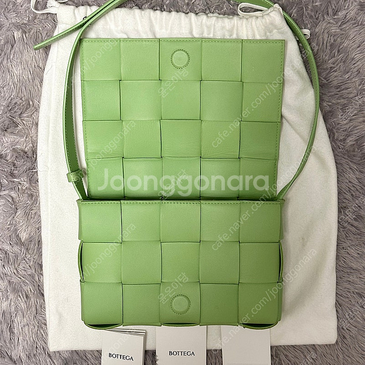 [풀구성] 보테가베네타 램스킨 카세트백 미듐 연두--2