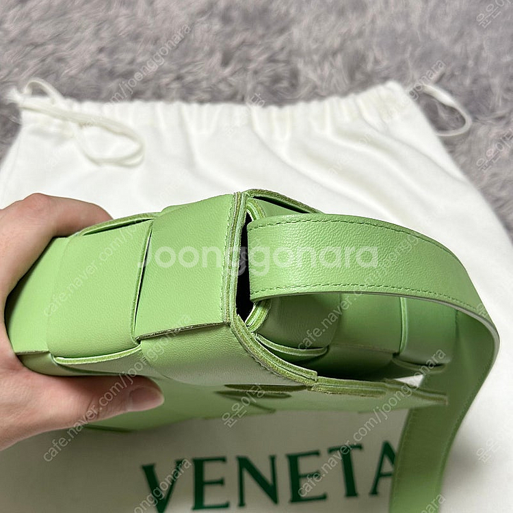 [풀구성] 보테가베네타 램스킨 카세트백 미듐 연두--7