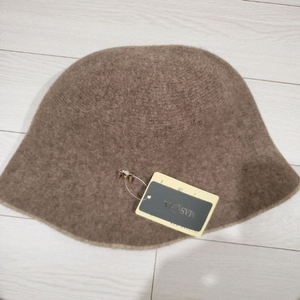 새상품)여성 겨울 버킷햇 마스케라 울 리버시블햇택 달린 마스케라 울 리버시블 햇 새상품입니다. 부드러운 울 소재로
