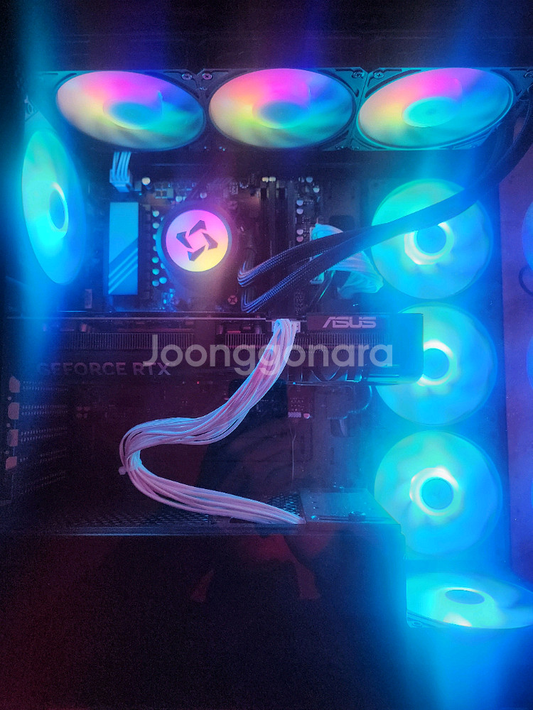 7800X3D 5070Ti 게이밍 컴퓨터--1