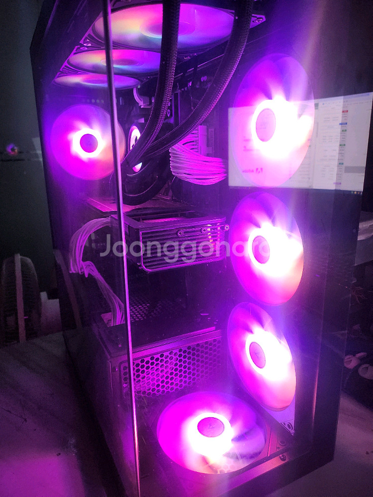 7800X3D 5070Ti 게이밍 컴퓨터--6