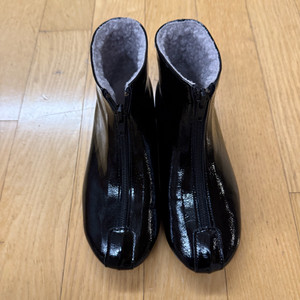 여아 유광 블랙 앵클부츠