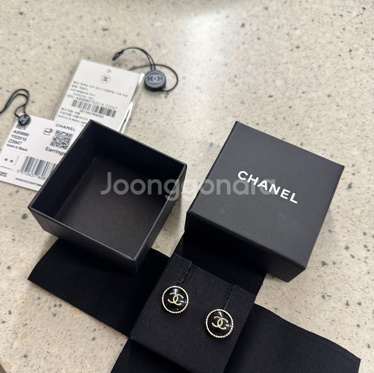 샤넬 제니귀걸이 샤넬 레진 CC로고 단추 귀걸이 (A95896)--0