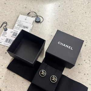 샤넬 제니귀걸이 샤넬 레진 CC로고 단추 귀걸이 (A95896)
