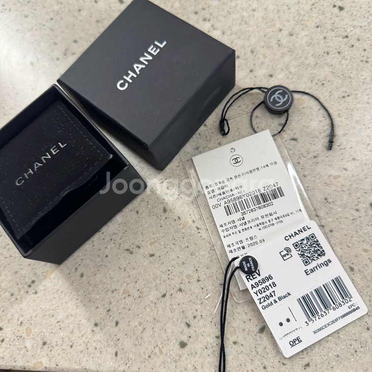 샤넬 제니귀걸이 샤넬 레진 CC로고 단추 귀걸이 (A95896)--1