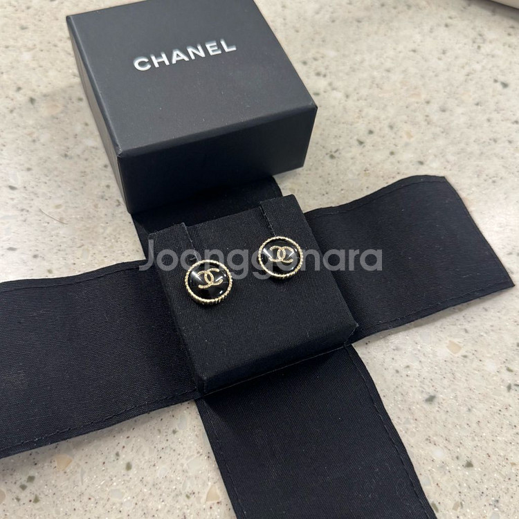 샤넬 제니귀걸이 샤넬 레진 CC로고 단추 귀걸이 (A95896)--2