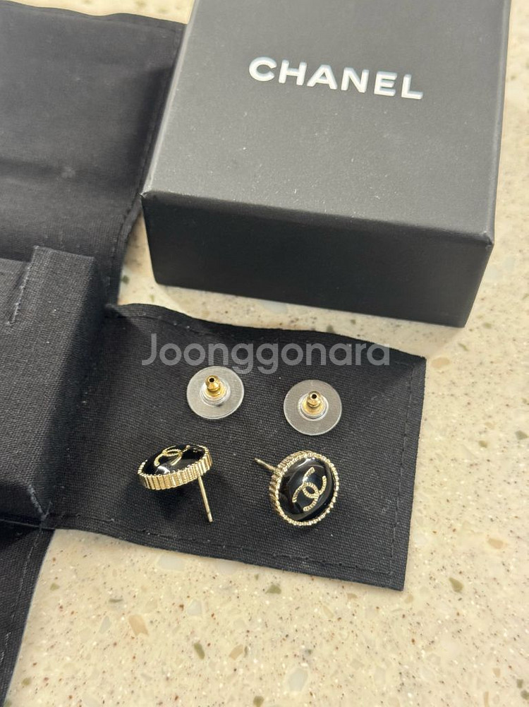 샤넬 제니귀걸이 샤넬 레진 CC로고 단추 귀걸이 (A95896)--4