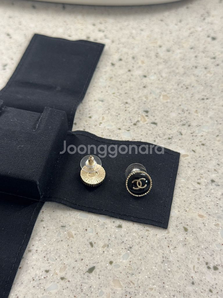 샤넬 제니귀걸이 샤넬 레진 CC로고 단추 귀걸이 (A95896)--5