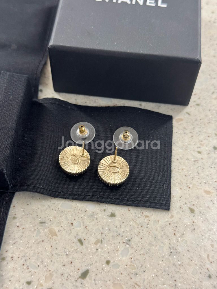 샤넬 제니귀걸이 샤넬 레진 CC로고 단추 귀걸이 (A95896)--3