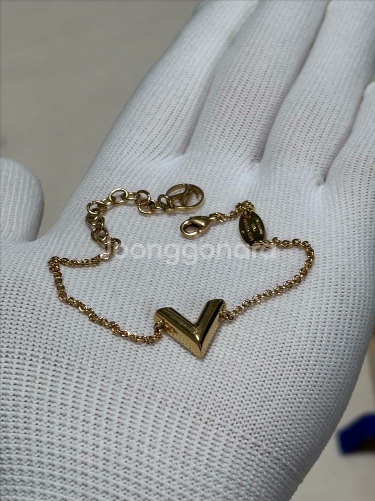 루이비통 에센셜 금장 팔찌--1