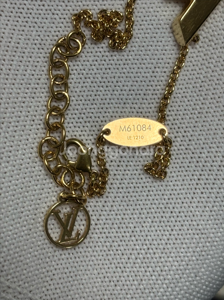 루이비통 에센셜 금장 팔찌--5