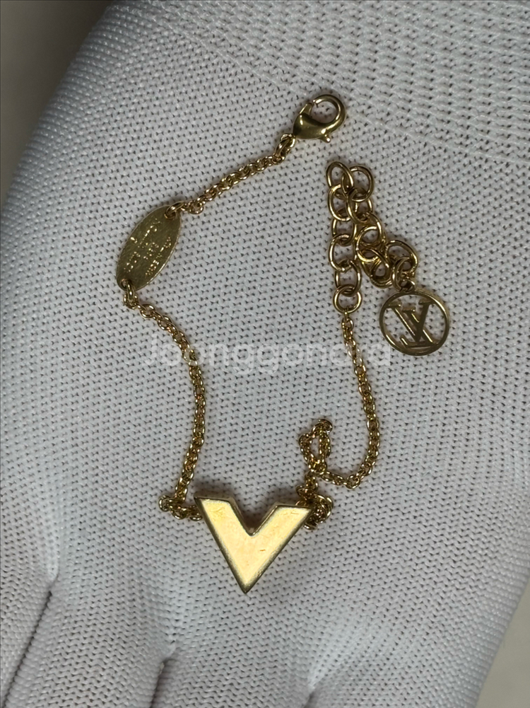 루이비통 에센셜 금장 팔찌--3