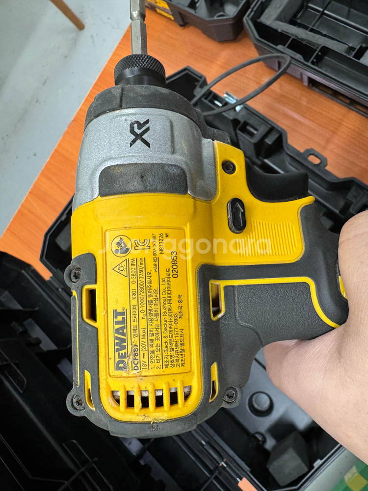 디월트 dcf887 임팩드릴세트 배터리1개 충전기--2