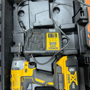 디월트 dcf887 임팩드릴세트 배터리1개 충전기