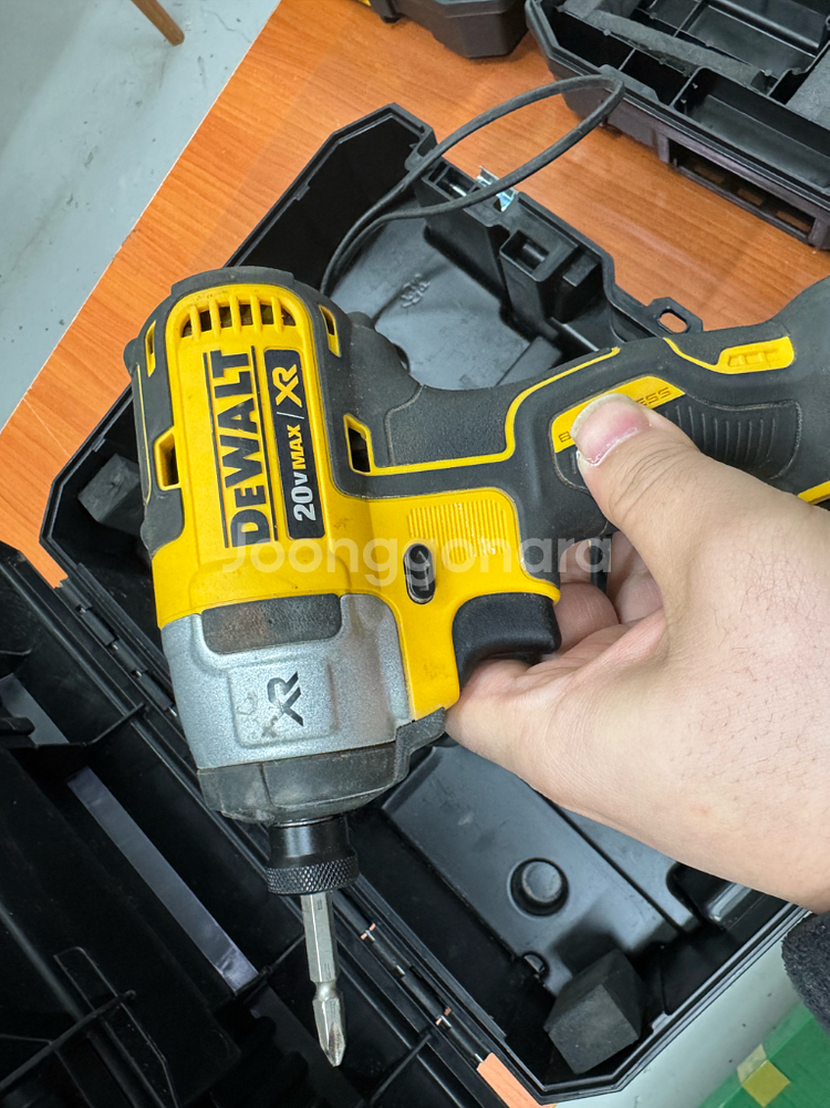 디월트 dcf887 임팩드릴세트 배터리1개 충전기--1