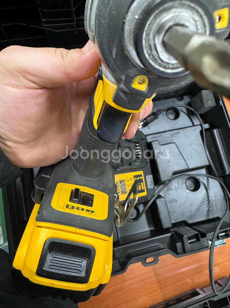 디월트 dcf887 임팩드릴세트 배터리1개 충전기--3