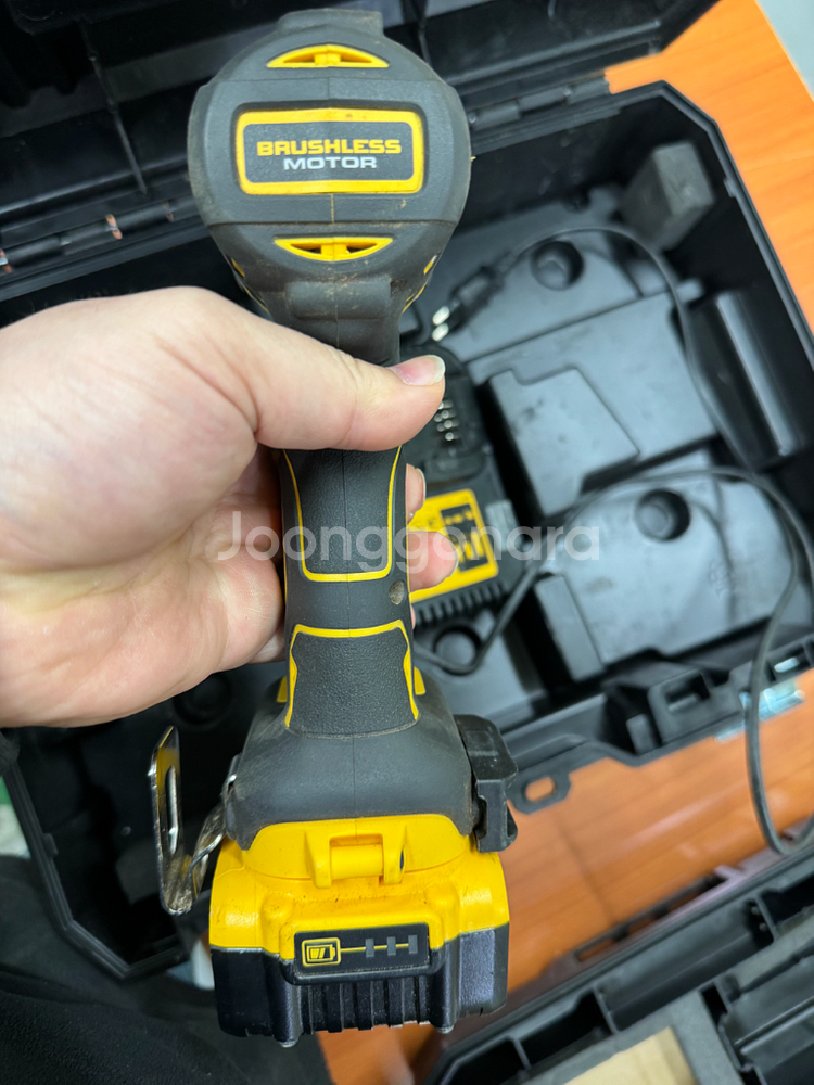 디월트 dcf887 임팩드릴세트 배터리1개 충전기--4